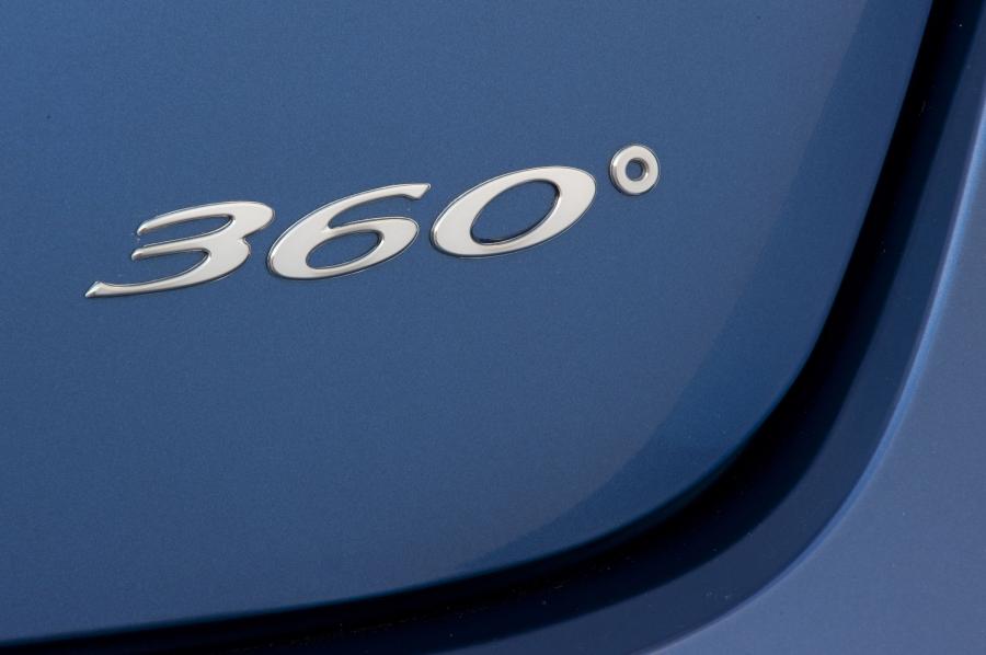 Логотип Nissan Rogue 360° 2010 года  (фото 6 из 14)